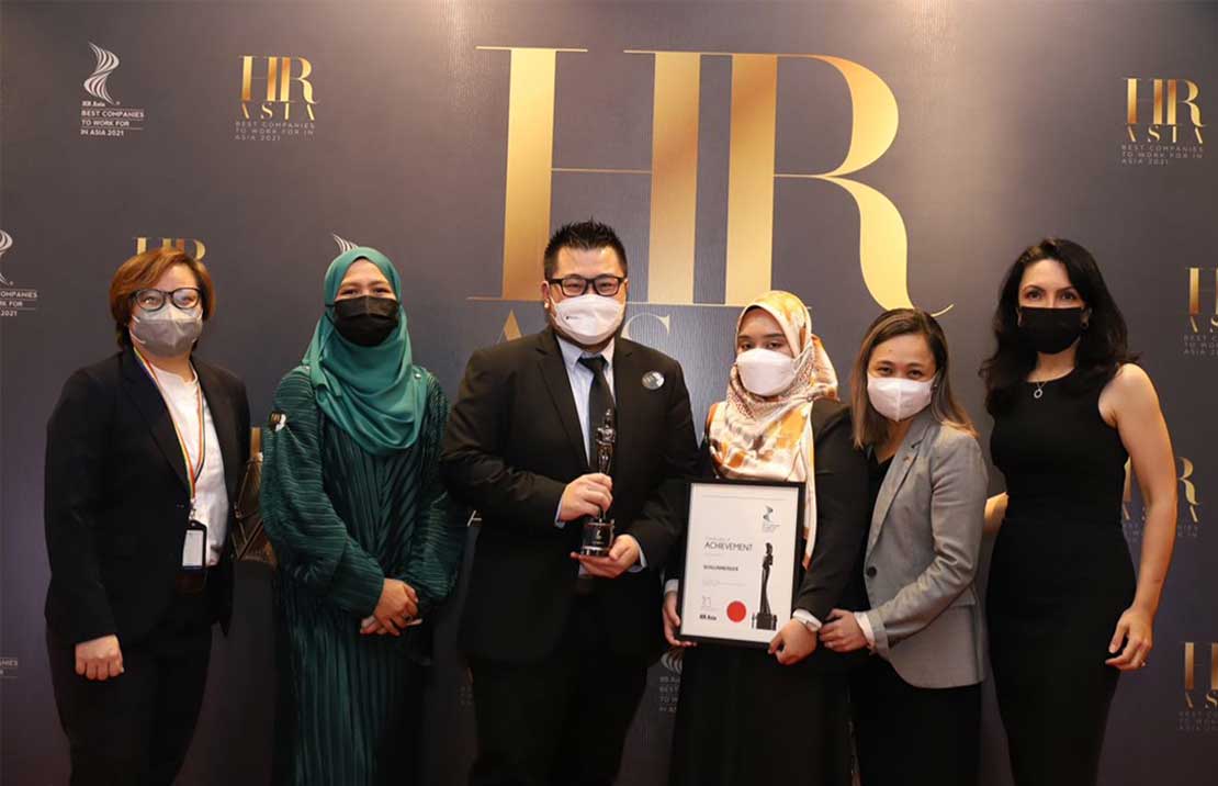 Schlumberger HR team members receiving the 2021 Asia magazine’s Best Companies to Work.
